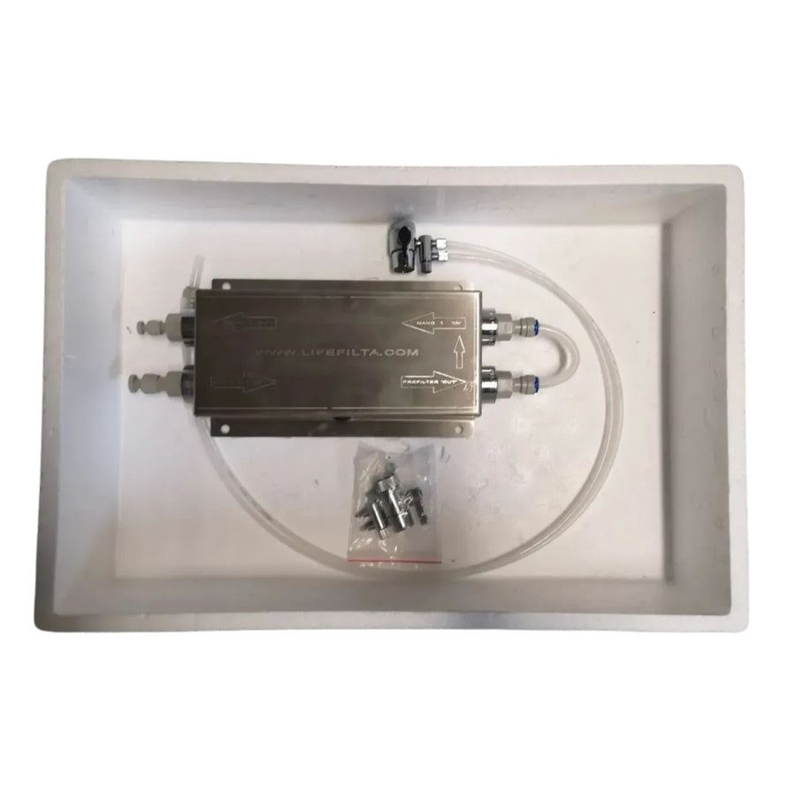 sistema de filtración de agua sobre la encimera de la cocina